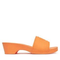 Klapki Guess. Brązowe klapki damskie Guess, z aplikacjami, bez obcasa, bez zapięcia. Za 179.99 zł.