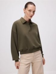 Bluza polo z modalem - oliwkowy. Zielone bluzy damskie Reserved, l, bez wzorów, z dzianiny, bez ramiączek, bez kaptura. W wyprzedaży za 69.99 zł.