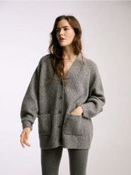 Kardigan oversize z dodatkiem wełny - szary. Szare kardigany damskie Reserved, l, bez wzorów, z dzianiny, bez kołnierzyka. Za 159.99 zł.