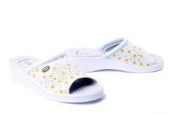 SANITAL FLEX 698/I fantasia 30, klapki profilaktyczne damskie. Białe klapki damskie Sanital-Flex, bez wzorów, ze skóry, bez obcasa, na koturnie, bez zapięcia. Za 114.90 zł.