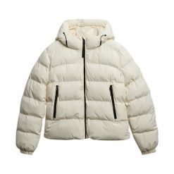 Damska kurtka z kapturem Superdry. Białe kurtki sportowe damskie Superdry, bez wzorów, z puchu, bez ramiączek, z kapturem. W wyprzedaży za 485.00 zł.