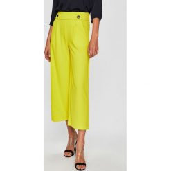 Jacqueline de Yong - Spodnie. Żółte spodnie materiałowe damskie Jacqueline de Yong, bez wzorów, z dzianiny, casualowe. W wyprzedaży za 49.90 zł.
