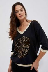 Bluza z dekoltem w serek i nadrukiem czarna. Czarne bluzy damskie MOODO, xs, bez wzorów, z bawełny, bez ramiączek, bez kaptura. W wyprzedaży za 54.99 zł.