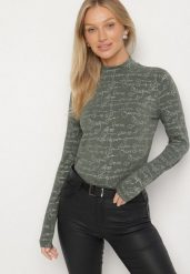 Zielona Bluzka z Bawełny w Stylu Longsleeve z Półgolfem w Literowy Nadruk Azelenia. Zielone bluzki damskie Born2be, l, bez wzorów, z bawełny, bez kołnierzyka, bez ramiączek. Za 39.99 zł.
