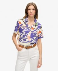 Superdry Koszula Beach Resort z nadrukiem, wiskoza – Ryusui Blue. Niebieskie koszule damskie Superdry, s, bez wzorów, z materiału, vintage, bez kołnierzyka, bez ramiączek. Za 258.15 zł.
