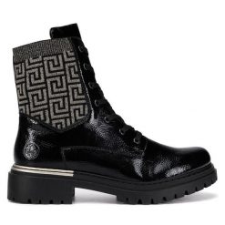 Trzewiki Rieker. Czarne botki damskie Rieker, bez wzorów, bez obcasa, na płaskiej podeszwie, bez zapięcia. Za 389.99 zł.