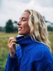 Wełniany sweter - niebieski. Niebieskie swetry nierozpinane damskie Reserved, l, bez wzorów, z wełny, bez kołnierzyka, bez ramiączek. Za 299.99 zł.
