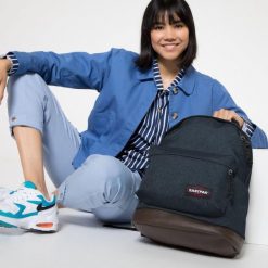 Plecak Eastpak Wyoming. Niebieskie plecaki męskie Eastpak, bez wzorów, z materiału, retro. Za 287.60 zł.