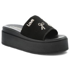 Klapki damskie Chebello, na wysokiej platformie skórzane z ozdobami, czarne, 4600-034. Czarne klapki damskie CheBello, na lato, z aplikacjami, eleganckie, bez obcasa, na platformie, bez zapięcia. Za 369.00 zł.