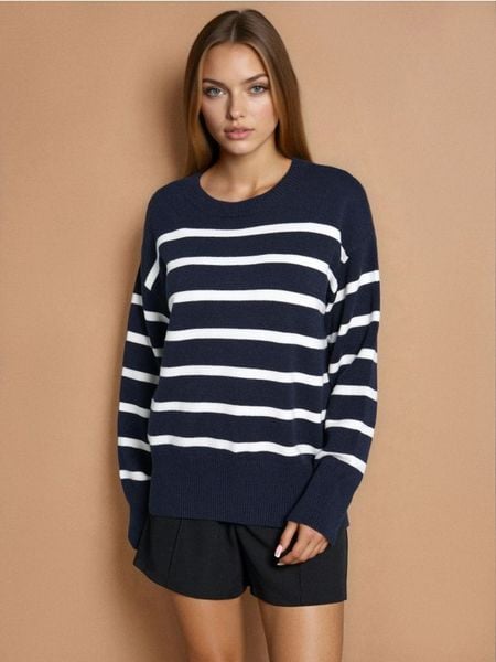 Sweter w paski z wiskozy - granatowy. Niebieskie swetry nierozpinane damskie Sinsay, l, bez wzorów, z wiskozy, bez kołnierzyka, bez ramiączek. Za 59.99 zł.