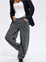 Jeansy barrel w zwierzęcy wzór - szary. Szare jeansy damskie Reserved, bez wzorów, z bawełny. Za 159.99 zł.