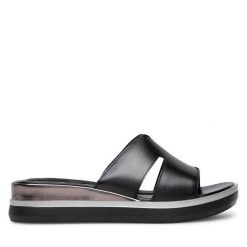 Klapki Lasocki. Czarne klapki damskie Lasocki, bez wzorów, bez obcasa, bez zapięcia. Za 159.99 zł.