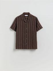 Koszula regular fit z krótkim rękawem - ciemnobrązowy. Brązowe koszule męskie Reserved, l, bez wzorów, z bawełny, bez kołnierzyka, bez ramiączek. Za 119.99 zł.