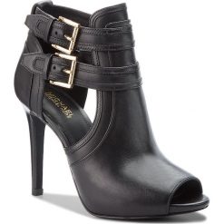 Szpilki MICHAEL MICHAEL KORS - Blaze Open Toe Bootie 40T7BLHE5L Black. Czarne kozaki damskie MICHAEL Michael Kors, bez wzorów, ze skóry, z otwartym noskiem, bez obcasa, na obcasie, bez zapięcia. Za 839.00 zł.