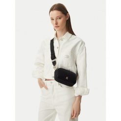 Torebka Tommy Hilfiger. Czarne listonoszki damskie Tommy Hilfiger, bez wzorów, bez dodatków. Za 409.99 zł.