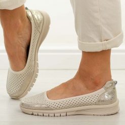 Beżowe ażurowe skórzane baleriny damskie Vinceza 95369. Brązowe balerinki damskie VINCEZA, na jesień, w ażurowe wzory, z jeansu, eleganckie, bez obcasa, na płaskiej podeszwie, bez zapięcia. W wyprzedaży za 161.10 zł.