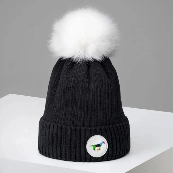 Czapka z pomponem Galop Wear. Czarne czapki damskie GALOP WEAR, na zimę, z aplikacjami, z bawełny, eleganckie. Za 139.00 zł.