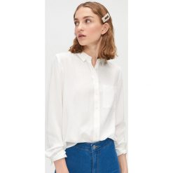 Klasyczna koszula z kieszenią - Biały. Białe koszule damskie Cropp, l, bez wzorów, klasyczne, bez kołnierzyka, bez ramiączek. Za 49.99 zł.