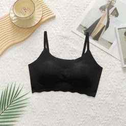 Biustonosz sportowy z pianki na treningi i codzienne aktywności Lyudmila. Czarne bielizna sportowa damska Intica, l, bez wzorów, z tkaniny. W wyprzedaży za 79.00 zł.