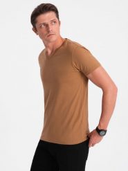Klasyczna męska bawełniana koszulka z dekoltem w serek BASIC – brązowa V8. Brązowe t-shirty męskie Ombre Clothing, l, bez wzorów, z bawełny, bez kołnierzyka, bez ramiączek. W wyprzedaży za 24.99 zł.