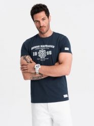 Bawełniany t-shirt męski z nadrukiem w stylu college – granatowy V3 OM-TSPT-0137 - XL. Niebieskie t-shirty męskie Ombre Clothing, l, z aplikacjami, z bawełny, bez kołnierzyka, bez ramiączek. Za 44.99 zł.