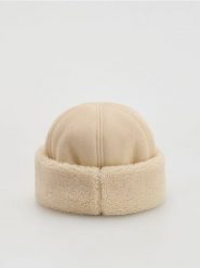 Czapka pilotka - złamana biel. Czapki damskie Reserved, bez wzorów. Za 79.99 zł.