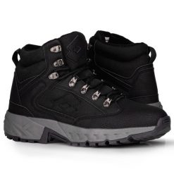 Buty męskie trapery zimowe LOTTO WOODLARK MID. Czarne buty zimowe męskie Lotto, na zimę, bez wzorów, bez obcasa, bez zapięcia. W wyprzedaży za 135.00 zł.