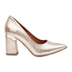 Lewski Shoes Skórzane Czółenka Lewski 3117 Złote Metaliczne złoty. Żółte czółenka damskie bez wzorów, ze skóry, eleganckie, bez obcasa, bez zapięcia. Za 446.34 zł.