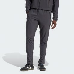 Spodnie Arsenal Tiro 25 Competition Vis Tech Travel. Szare spodnie sportowe męskie Adidas, m, bez wzorów, z dresówki, do piłki nożnej. W wyprzedaży za 279.20 zł.