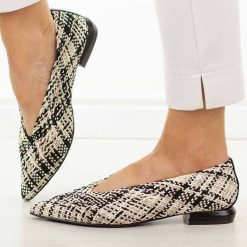 Czarne przewiewne półbuty damskie T.Sokolski 135. Czarne balerinki damskie Sokolski, na lato, w ażurowe wzory, z jeansu, biznesowe, bez obcasa, na obcasie, bez zapięcia. Za 199.00 zł.