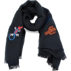 Chusta TOMMY HILFIGER - Patches Scarf AW0AW05615 413. Niebieskie szaliki męskie Tommy Hilfiger, bez wzorów, z materiału. W wyprzedaży za 179.00 zł.