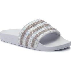 Klapki adidas - adilette W EE4810 Ftwwht/Lgrani/Ftwwht. Białe klapki damskie Adidas, z aplikacjami, z materiału, sportowe, bez obcasa, bez zapięcia. Za 199.00 zł.