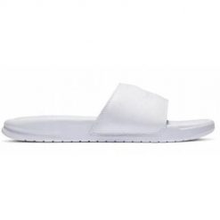 Klapki damskie Nike Benassi Jdi. Białe klapki damskie Nike, bez wzorów, z materiału, bez obcasa, bez zapięcia. Za 192.00 zł.