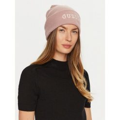 Czapka Guess. Czerwone czapki damskie Guess, na zimę, z aplikacjami. Za 169.99 zł.