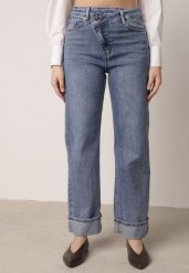 Niebieskie Jeansy Bawełniane z Asymetrycznym Zapięciem i Wywiniętymi Nogawkami Ellenesta. Niebieskie jeansy damskie Born2be, bez wzorów, z bawełny, eleganckie, z podwyższonym stanem. Za 139.99 zł.