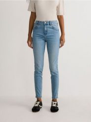 Jeansy slim fit z wysokim stanem - niebieski. Niebieskie jeansy damskie Reserved, bez wzorów, z bawełny, z podwyższonym stanem. W wyprzedaży za 69.99 zł.