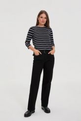 Jeansy z prostymi nogawkami czarne. Czarne jeansy damskie MOODO, bez wzorów, z bawełny. Za 149.99 zł.