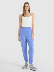 4F Spodnie dresowe joggery z modalem damskie - niebieskie S. Niebieskie spodnie dresowe damskie 4F, bez wzorów, z dresówki, sportowe. W wyprzedaży za 139.99 zł.