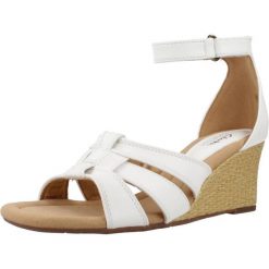 Sandały CLARKS KYARRA JOY Biały. Białe sandały damskie Clarks, bez wzorów, ze skóry, bez obcasa, bez zapięcia. Za 194.99 zł.