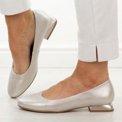 Srebrne skórzane czółenka damskie M.Daszyński Ol51-1. Szare czółenka damskie M.Daszyński, na jesień, bez wzorów, z jeansu, casualowe, z okrągłym noskiem, bez obcasa, na obcasie, bez zapięcia. Za 219.00 zł.