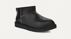 Śniegowce męskie UGG Classic Ultra Mini Leather Regenerate Boot. Czarne buty zimowe męskie UGG, na jesień, bez wzorów, z materiału, bez obcasa, bez zapięcia. Za 636.99 zł.
