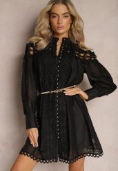 Czarna Koszulowa Sukienka Mini z Paskiem Zdobiona Koronką Organdi. Czarne sukienki damskie Renee, na lato, m, z aplikacjami, z koronki, bez kołnierzyka, bez ramiączek, mini, koszulowe. Za 149.99 zł.