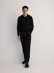 Sweter polo z lyocellu - czarny. Czarne swetry męskie Reserved, l, bez wzorów, z lyocellu, bez kołnierzyka, bez ramiączek. W wyprzedaży za 99.99 zł.