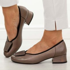 Brązowe czółenka damskie na obcasie M.Daszyński Sa279-1. Brązowe czółenka damskie M.Daszyński, na lato, z aplikacjami, ze skóry, casualowe, z okrągłym noskiem, bez obcasa, na obcasie, bez zapięcia. W wyprzedaży za 179.10 zł.