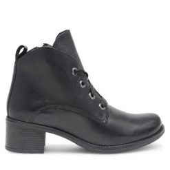 Trzewiki Lasocki. Czarne botki damskie Lasocki, bez wzorów, bez obcasa, na słupku, bez zapięcia. Za 169.99 zł.
