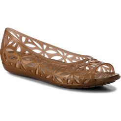 Półbuty CROCS - Isabella Jelly II Flat W 204941 Dark Gold/Gold. Brązowe półbuty damskie Crocs, bez wzorów, z tworzywa sztucznego, bez obcasa, na płaskiej podeszwie, bez zapięcia. W wyprzedaży za 139.00 zł.