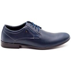 KOMODO Wizytowe buty męskie 850 granatowe niebieskie. Niebieskie buty wizytowe męskie bez wzorów, z materiału, bez obcasa, bez zapięcia. Za 362.62 zł.