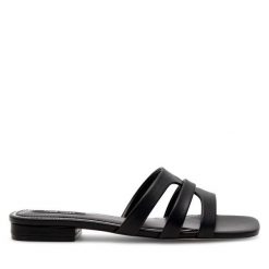 Klapki Nine West. Czarne klapki damskie Nine West, bez wzorów, bez obcasa, bez zapięcia. Za 179.99 zł.