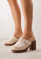 Beżowe Klapki na Obcasie Typu Chodaki Ozdobione Nitami i Klamrami Herminna. Brązowe klapki damskie Born2be, bez wzorów, z jeansu, eleganckie, bez obcasa, na obcasie, bez zapięcia. Za 129.99 zł.