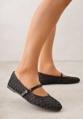 Czarne Balerinki z Ażurowym Wzorem i Paskiem Astethera. Czarne balerinki damskie Renee, w ażurowe wzory, z jeansu, eleganckie, bez obcasa, bez zapięcia. Za 119.99 zł.